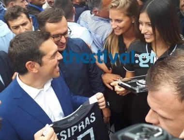 Αστειάκια από… Τσίπρα στο περίπτερο του ΠΑΟΚ στη ΔΕΘ: «Δεν ξαναλέω για πρωτάθλημα»